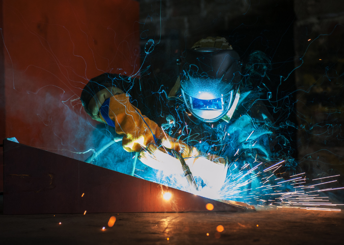 Técnico realizando soldadura de mantenimiento en maquiladora